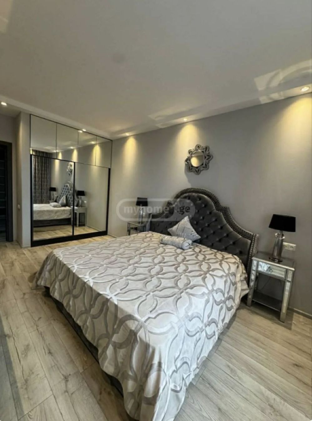 იყიდება 2 ოთახიანი ბინა ვაკეში